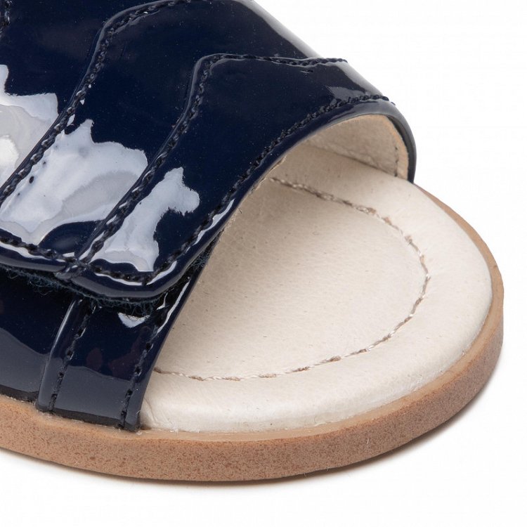 Σανδάλια εφέ λουστρίνι baby κορίτσι 22-41354-091 Ναυτικό μπλε